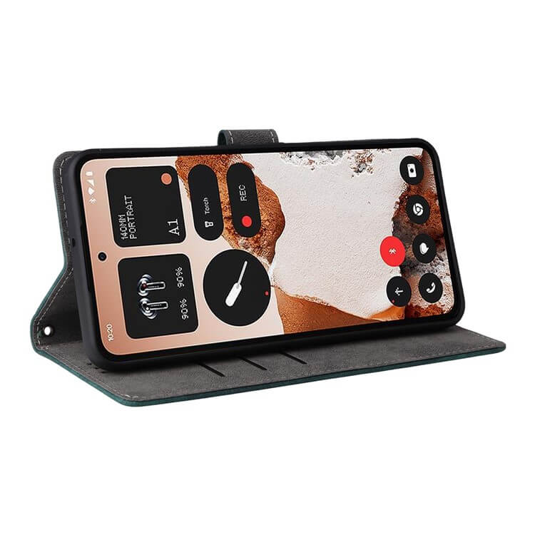 Das CMF Phone 2 Pro in einer schwarzen Cover-Discount Ledertasche mit RFID-Blocker ist waagerecht aufgerichtet, auf dem Bildschirm sind verschiedene App-Widgets zu sehen.