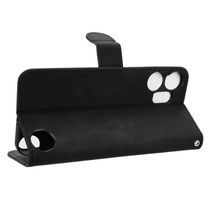 Die Cover-Discount CMF Phone 2 Pro - Solide Leder Etui Hülle in Schwarz mit Standfuß, Kartenfach und präzisen Aussparungen für Kamera und Ports wird hier in geöffneter Position präsentiert.