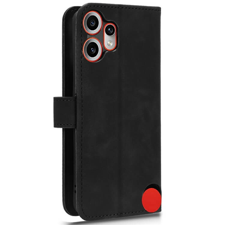 Die Solide Leder Etui Hülle von Cover-Discount für das CMF Phone 2 Pro besticht durch ihr elegantes schwarzes Design mit Frontklappe, roten Kamera-Details, rotem Kreis unten und praktischem Kartenfach.