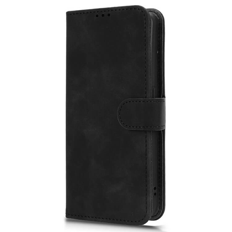 Die Cover-Discount CMF Phone 2 Pro - Solide Leder Etui Hülle in schwarz verfügt über einen Magnetverschluss und ein praktisches Kartenfach, das hochkant auf weißem Hintergrund steht.