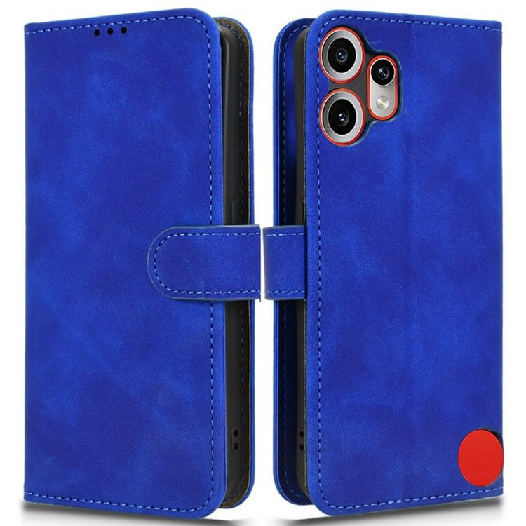 Das Cover-Discount CMF Phone 2 Pro - Solide Leder Etui Hülle ist eine blaue faltbare Hülle mit Magnetverschluss, Kameraausschnitt und einem roten Akzent an der unteren hinteren Ecke - perfekt für Ihr CMF Phone 2 Pro.
