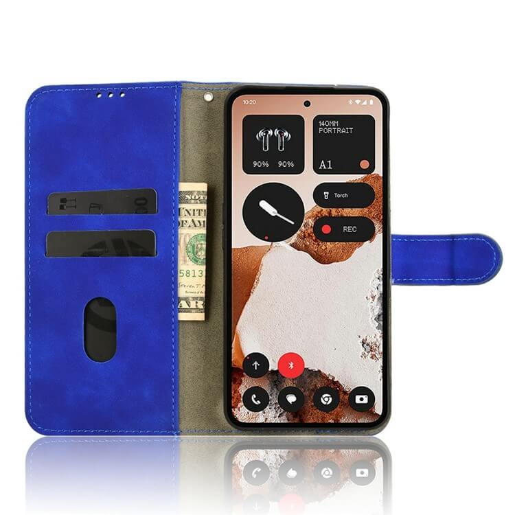 Ein CMF Phone 2 Pro in der Solide Leder Etui Hülle von Cover-Discount wird als Handyhülle mit Kartenfach genutzt; das Display zeigt eine App, während Kreditkarten und Bargeld sicher im Fach verstaut sind.