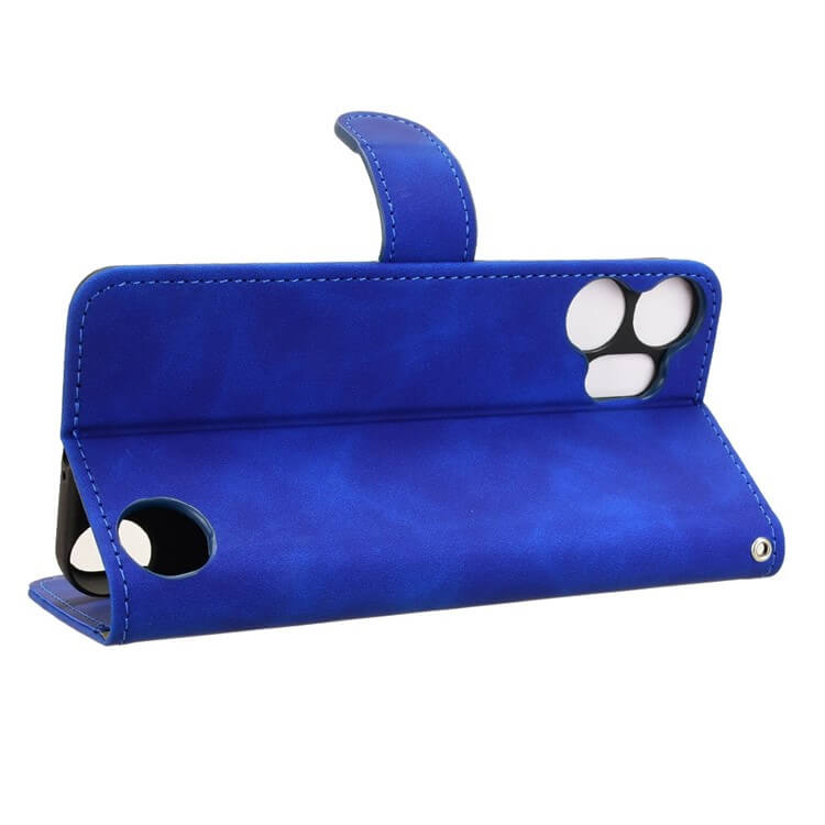 Die Cover-Discount Solide Leder Etui Hülle für CMF Phone 2 Pro steht waagerecht mit sichtbaren Kameraausschnitten und verfügt über einen praktischen Kartenschlitz.