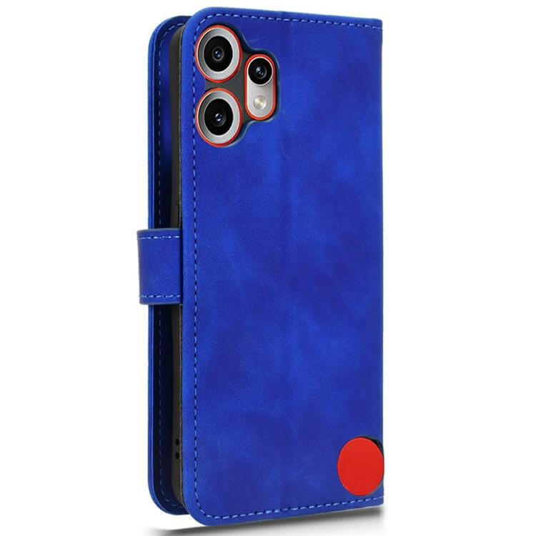 Die CMF Phone 2 Pro - Solide Leder Etui Hülle von Cover-Discount hat einen roten Akzent um den Kameraausschnitt und einen roten Kreis in der rechten unteren Ecke.