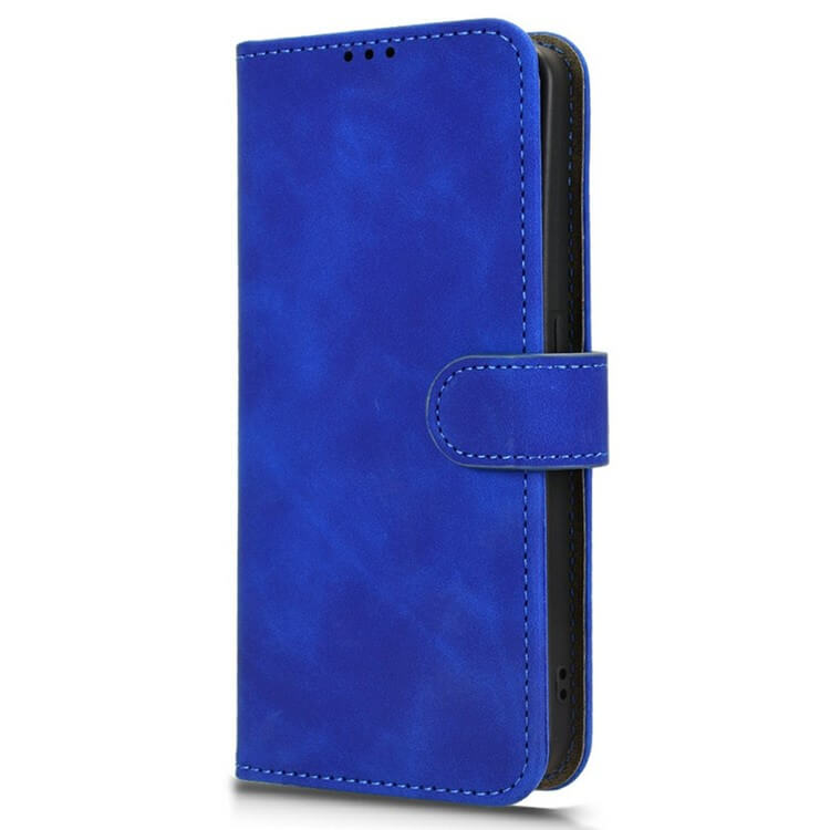 Die Cover-Discount CMF Phone 2 Pro - Solide Leder Etui Hülle in blau hat einen Magnetverschluss und ist geschlossen und aufrecht stehend abgebildet.