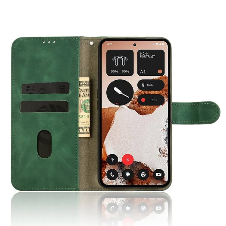 Ein Cover-Discount CMF Phone 2 Pro in einer Solide Leder Etui Hülle (grün) mit Kartenfächern und einem $1 Schein im Inneren.