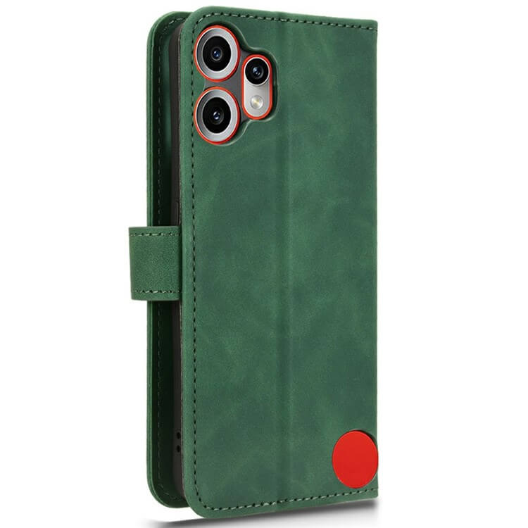 Die Cover-Discount CMF Phone 2 Pro - Solide Leder Etui Hülle in Grün bietet drei Kameraaussparungen sowie rote Akzente an der Ecke und um die Kameralinsen.