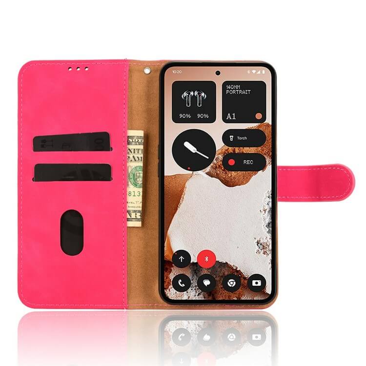 Ein CMF Phone 2 Pro in einer rosafarbenen Solide Leder Etui Hülle von Cover-Discount, mit Kartenfächern, einer Dollarnote und App-Steuerungen auf dem Bildschirm.