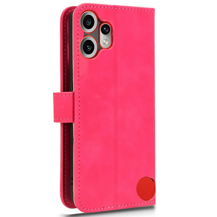 Die Cover-Discount CMF Phone 2 Pro - Solide Leder Etui Hülle in leuchtendem Pink verfügt über einen Magnetverschluss, drei Kameraausschnitte und ein Kartenfach. Sie wurde so entworfen, dass sie perfekt zu Ihrem CMF Phone 2 Pro passt und wird aufrecht stehend gezeigt.