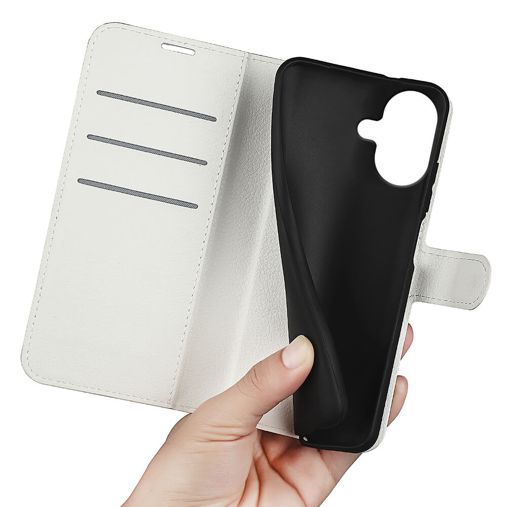 Eine Hand hält eine geöffnete weiße Cover-Discount iPhone 17 - Leder Etui Hülle mit Kartenfächern, Magnetverschluss und einem flexiblen schwarzen Handyhalter - der perfekte Schutz für Ihr Gerät.