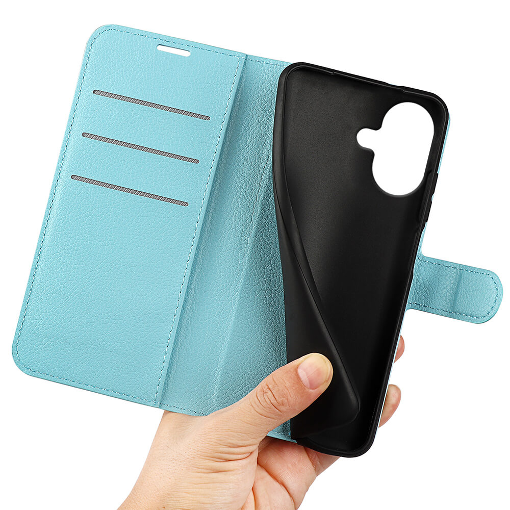 Hand hält ein blaues Cover-Discount iPhone 17 - Leder Etui Hülle mit Magnetverschluss und Kartenfächern, innen schwarzer, flexibler Halter.