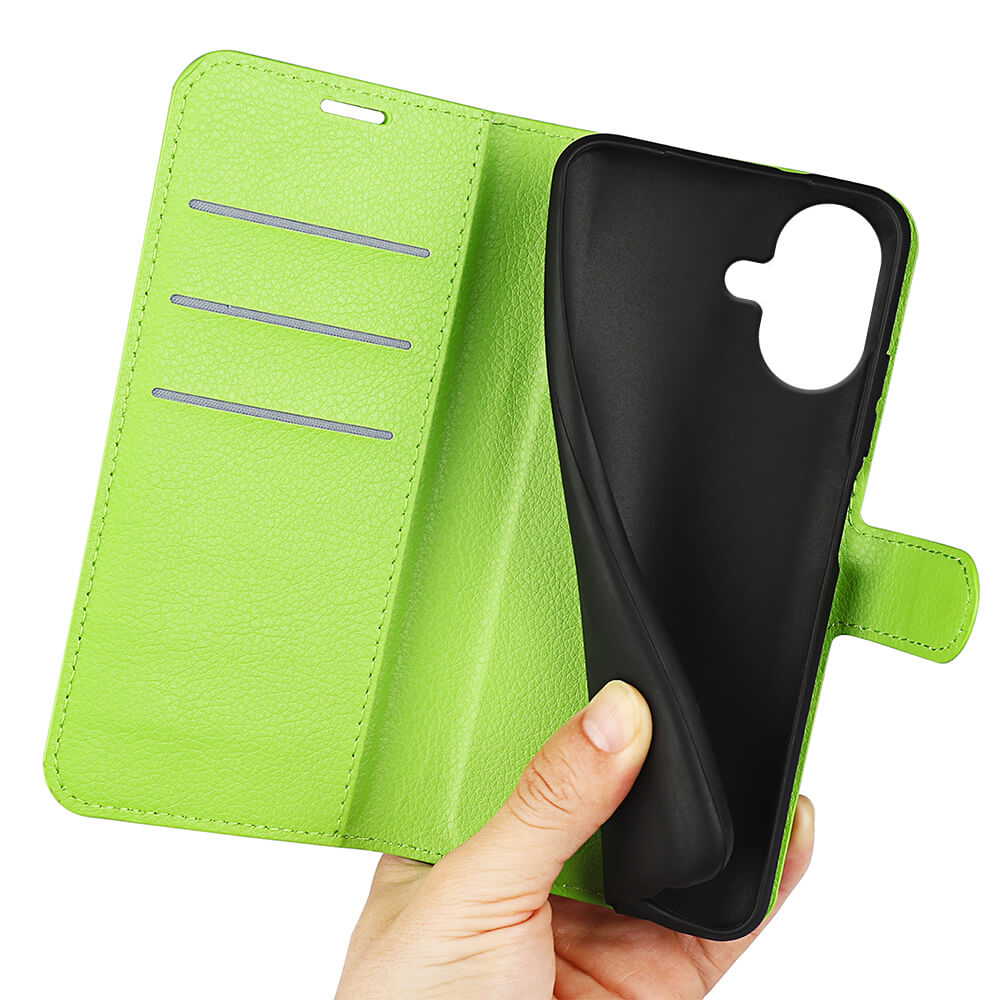 Eine Hand hält eine geöffnete grüne Cover-Discount iPhone 17 - Leder Etui Hülle mit Kartenschlitzen, Magnetverschluss und einer flexiblen schwarzen Innenhülle.