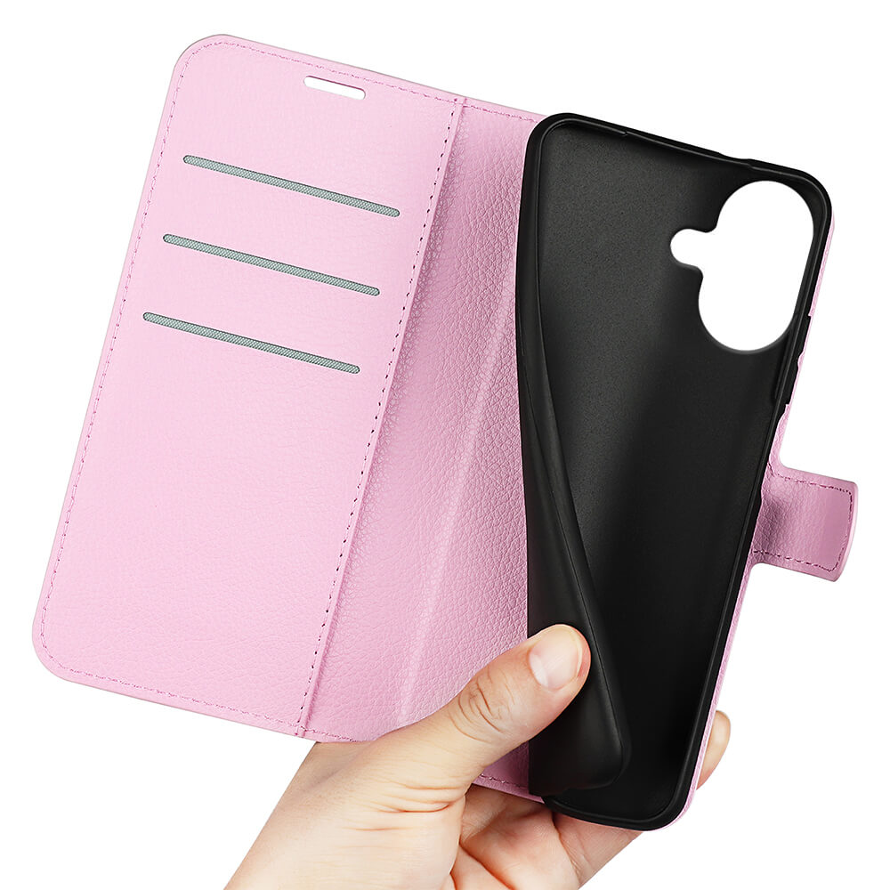 Eine Hand hält eine geöffnete rosa Cover-Discount iPhone 17 - Leder Etui Hülle mit Kartenfächern, Magnetverschluss und einer schwarzen iPhone 17 Hülle im Inneren.