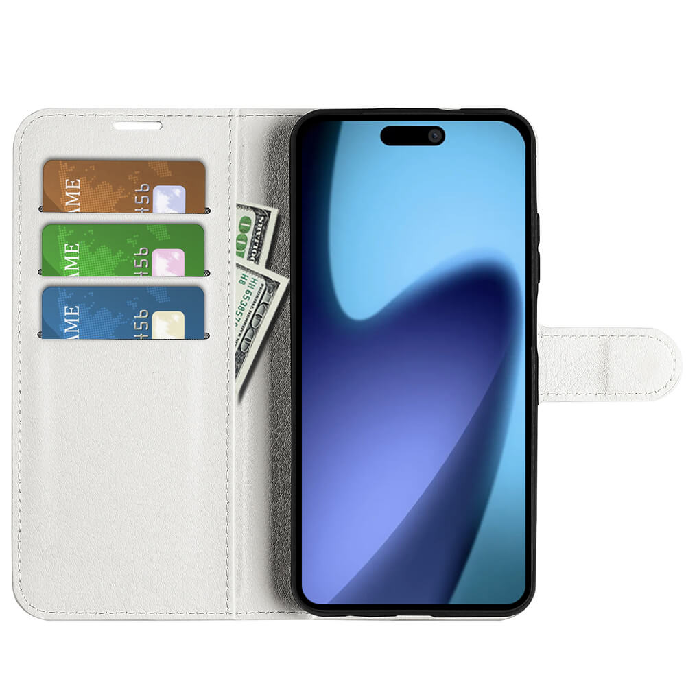 Die Cover-Discount iPhone 17 Air - Leder Etui Hülle ist eine weiße Handyhülle mit Magnetverschluss, in die drei Karten, Bargeld und ein schwarzes Smartphone mit blauem Bildschirm sicher passen.