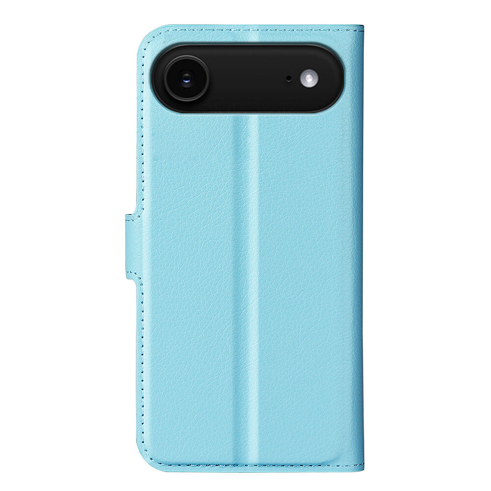Hellblaue iPhone 17 Air - Leder Etui Hülle von Cover-Discount mit Kameraausschnitt und Magnetverschluss, aufrecht stehend vor weißem Hintergrund.