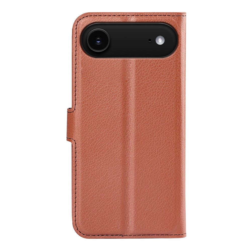 Die Cover-Discount iPhone 17 Air - Leder Etui Hülle in braunem Kunstleder verfügt über einen Magnetverschluss und einen Kameraausschnitt, hier von hinten geschlossen. Eine stilvolle, schützende Hülle für Ihr iPhone 17 Air.