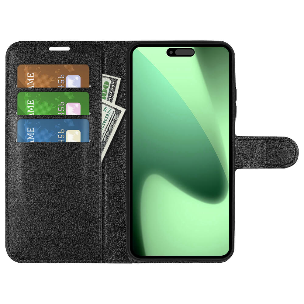 #farbe_schwarz|Die Cover-Discount iPhone 17 Pro - Leder Etui Hülle in Schwarz bietet Kartenfächer für drei Karten, Platz für Bargeld und schützt dein Smartphone mit grünem Display.