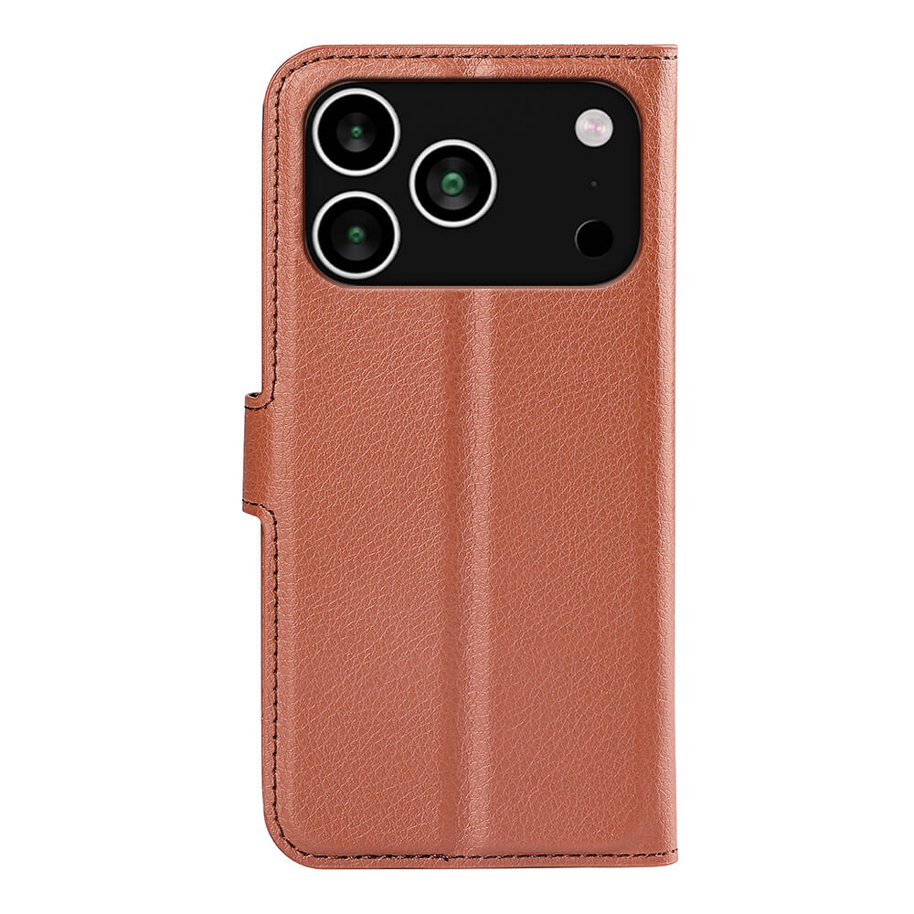 Das Cover-Discount iPhone 17 Pro - Leder Etui Hülle in Braun mit drei Kameraaussparungen und praktischem Seitenklappfach ist auf der Rückseite abgebildet.