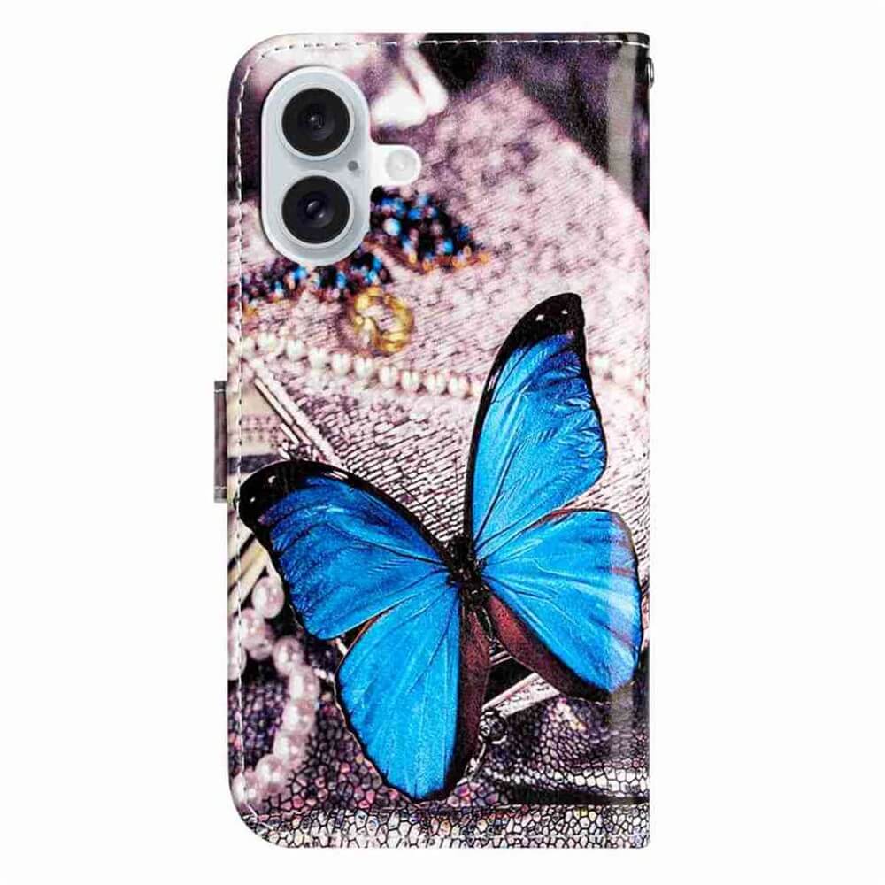 Die Cover-Discount iPhone 17 Tasche Hülle mit Motiv zeigt ein blaues Schmetterlingsdesign und Rundum-Schutz vor einem Hintergrund aus Schmuck und funkelnden Accessoires.