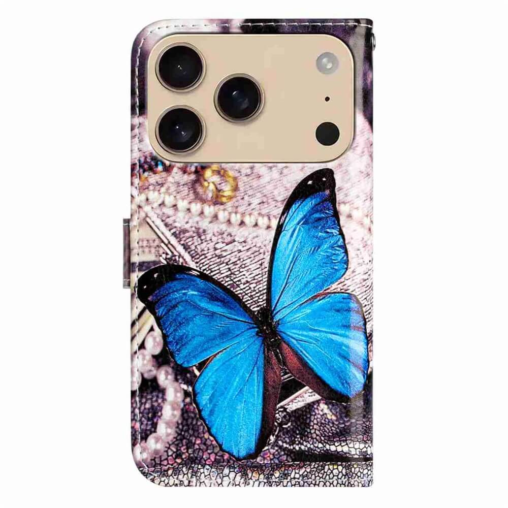 Die Cover-Discount iPhone 17 Pro - Tasche Hülle mit Motiv zeigt einen großen blauen Schmetterling, bietet Sicht auf drei Kameraobjektive und rundum Schutz in einer eleganten Ledertasche.