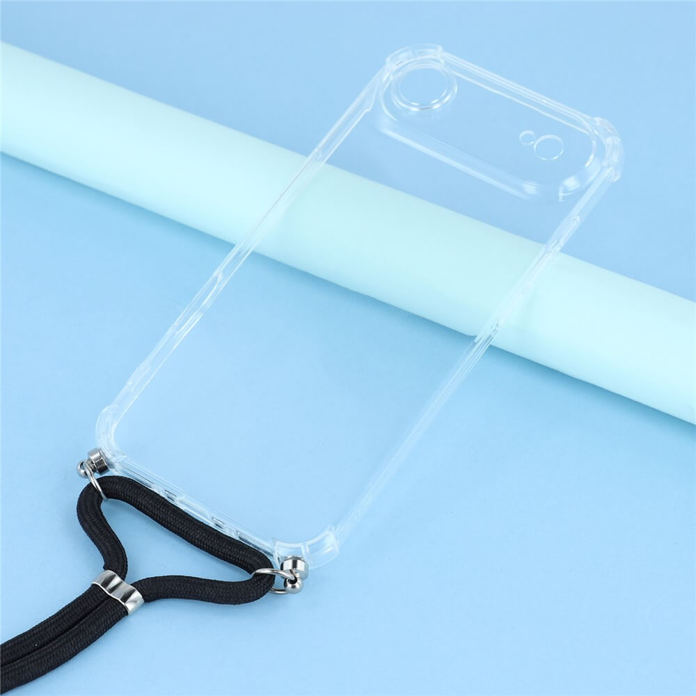 Die Cover-Discount iPhone 17 Air - Hülle mit Umhängeband ist aus klarem Silikon mit einem schwarzen Band, auf einem hellblauen Hintergrund mit einer zylindrischen Stütze dargestellt - eine Kombination aus Stil und Schutz für Ihr iPhone 17.