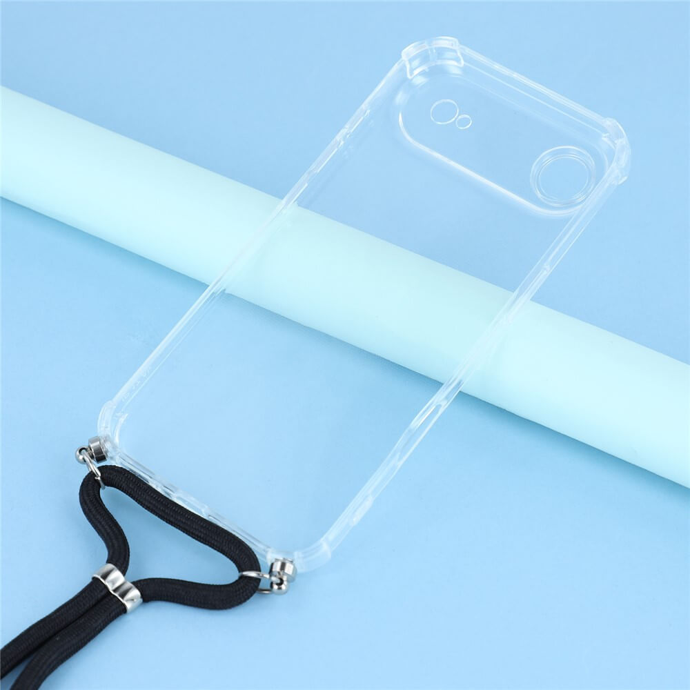 Die iPhone 17 Air - Hülle mit Umhängeband von Cover-Discount in Transparent mit schwarzem Band liegt auf einer hellblauen Fläche neben einem weißen zylindrischen Objekt.