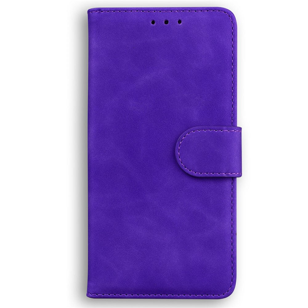 #farbe_violett|Das Cover-Discount iPhone 17 - Solide Leder Etui Hülle, eine violette PU-Lederhülle mit Schnappverschluss, ist geschlossen vor einem weißen Hintergrund abgebildet.