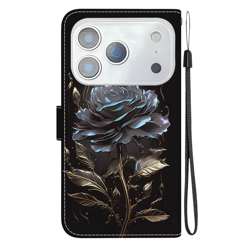 Die iPhone 17 Pro - Tasche Hülle mit Blüten Motiv von Cover-Discount verfügt über ein blau-goldenes Rosendesign, einen praktischen Trageriemen und einen Kameraausschnitt mit mehreren Linsen - eine stilvolle Wahl für Ihr Gerät.