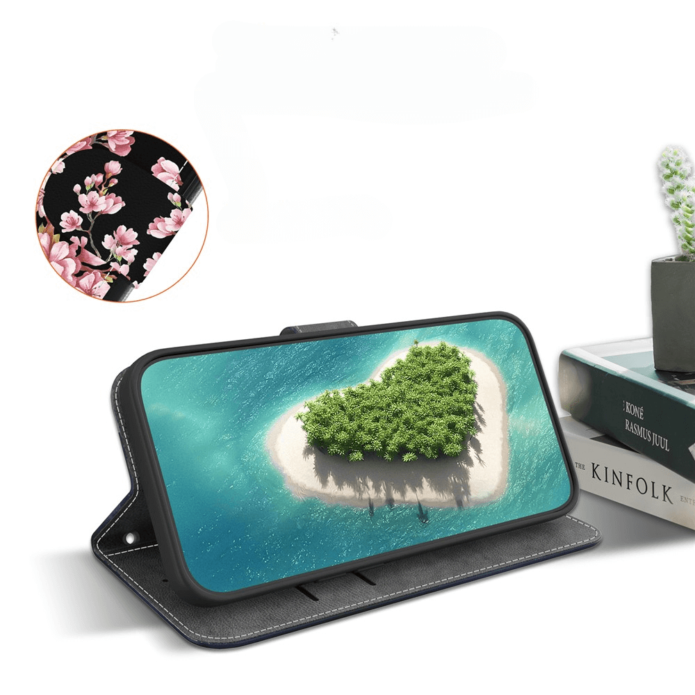 Das iPhone 17 Pro steckt in der "Tasche Hülle mit Blüten Motiv" von Cover-Discount; neben Büchern und einer Pflanze wird so stilvoller Schutz für Ihr Smartphone gezeigt.