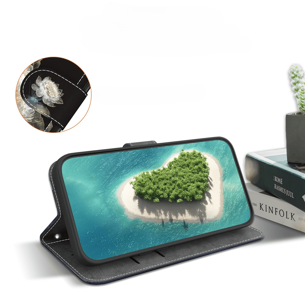 Ein iPhone 17 Pro in einer Cover-Discount Tasche Hülle mit Blüten Motiv zeigt eine herzförmige Insel, die neben Büchern und einer kleinen Topfpflanze steht.