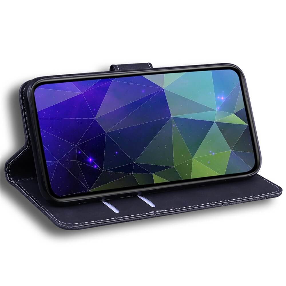 Das iPhone 17 Pro in einer Solide Leder Etui Hülle von Cover-Discount mit geometrischem Hintergrundbild wird waagerecht aufgerichtet.