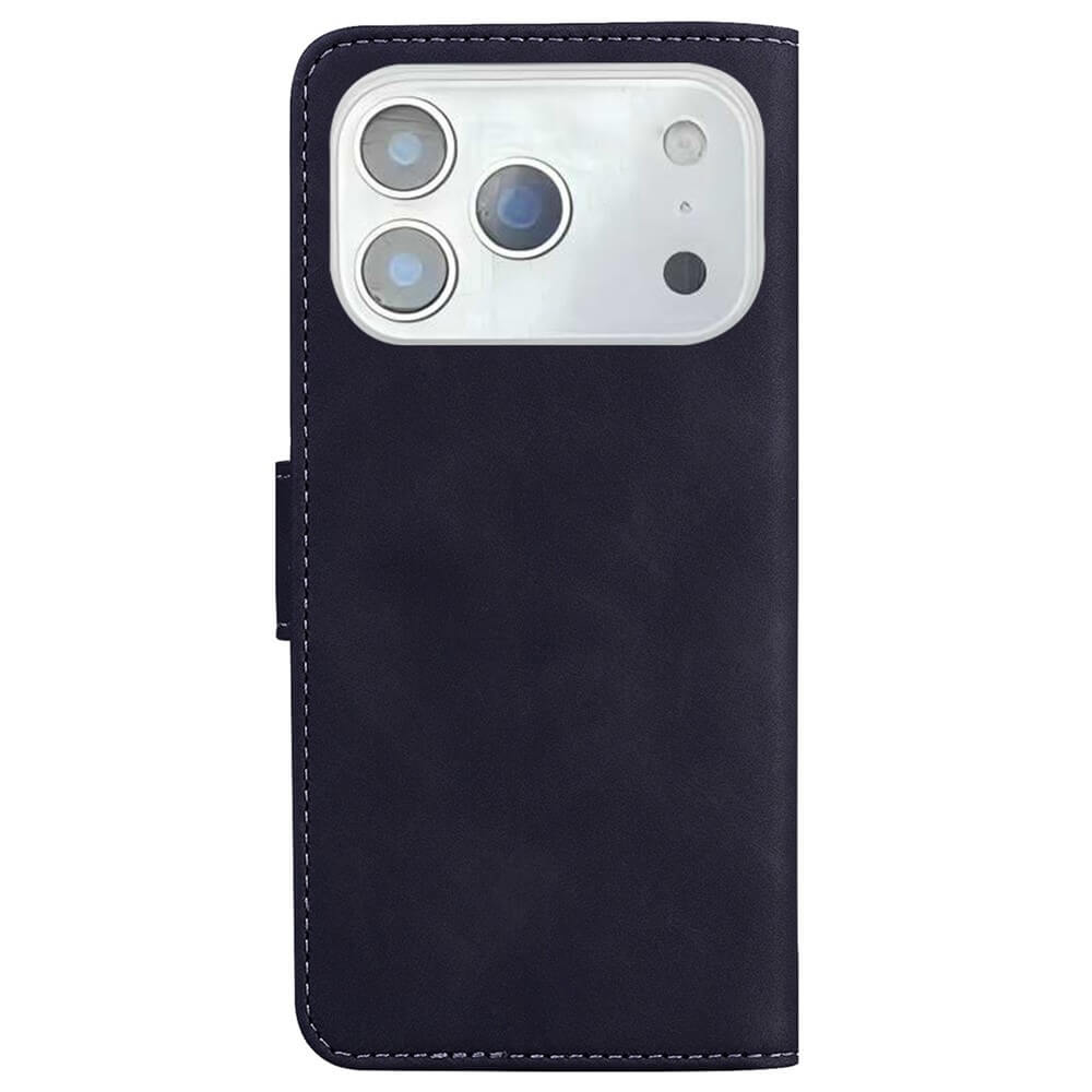 Die Cover-Discount iPhone 17 Pro - Solide Leder Etui Hülle ist ein schwarzes Etui im Wallet-Stil mit weißen Nähten, praktischem Kartenfach und präzisem Kameraausschnitt - perfekter Schutz und Stil für Ihr Smartphone.