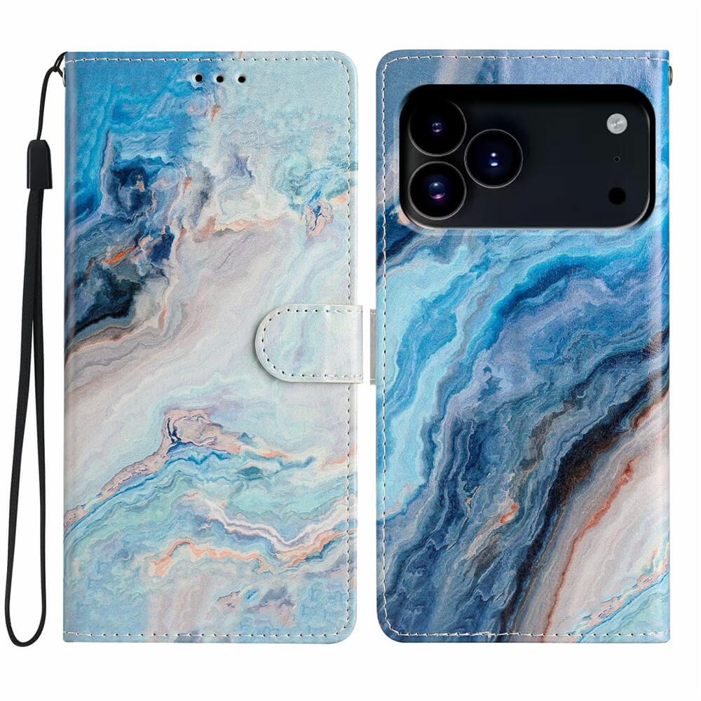 Das Cover-Discount iPhone 17 Pro - Etui mit Marble Motiv ist eine blaue Ledertasche mit Marmor-Design und Handschlaufe, passend für das iPhone 17 Pro mit Triple-Kamera.
