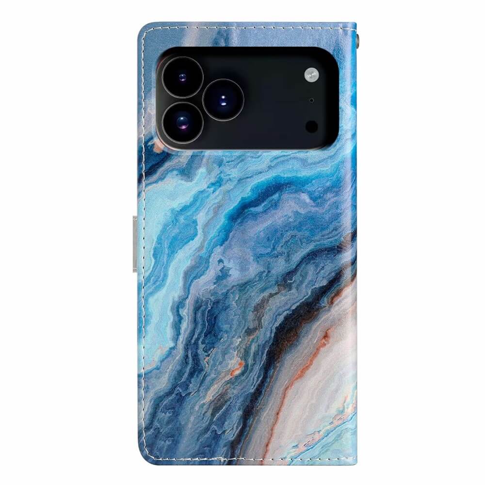 Das Cover-Discount iPhone 17 Pro - Etui mit Marble Motiv beeindruckt mit blau-weißem Marmordesign und präzisem Kameraausschnitt in der linken oberen Ecke.