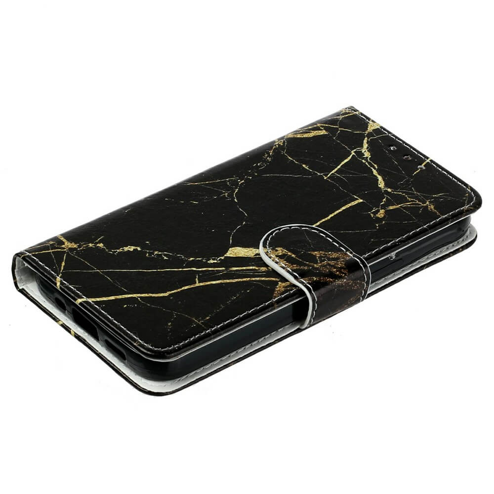 Das Cover-Discount iPhone 17 Air - Etui mit Marble Motiv zeigt ein schwarzes Marmordesign mit goldenen Adern und Magnetverschluss und bietet ein hochwertiges Ledertaschen-Accessoire für Ihr Handy.
