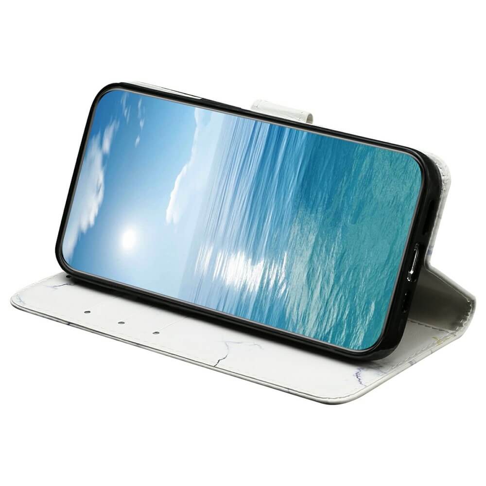 Das iPhone 17 Air von Cover-Discount ist in einem Etui mit Marmor Motiv zu sehen, während auf dem Display eine Szene mit Ozean und Himmel erscheint.