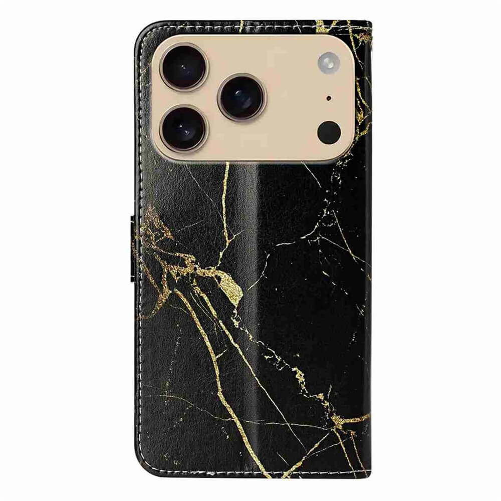 The Cover-Discount iPhone 17 Pro - Etui mit Marble Motiv in Schwarz-Gold schützt dein Smartphone mit drei Kameraobjektiven und beeindruckt durch ein edles Marmordesign.