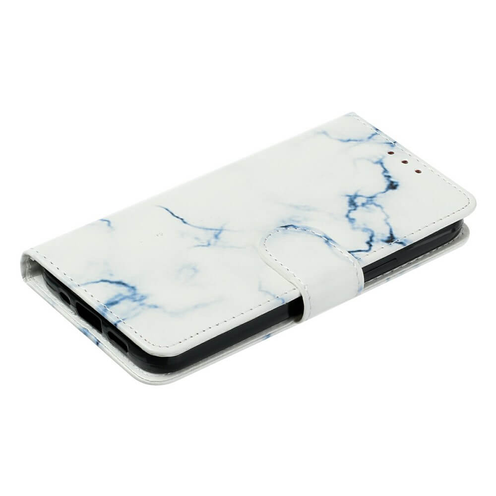 Das Cover-Discount iPhone 17 Pro - Etui mit Marble Motiv ist ein weißes Etui im Brieftaschenformat mit elegantem Marmordesign, das im geschlossenen Zustand einen stilvollen Schutz bietet.