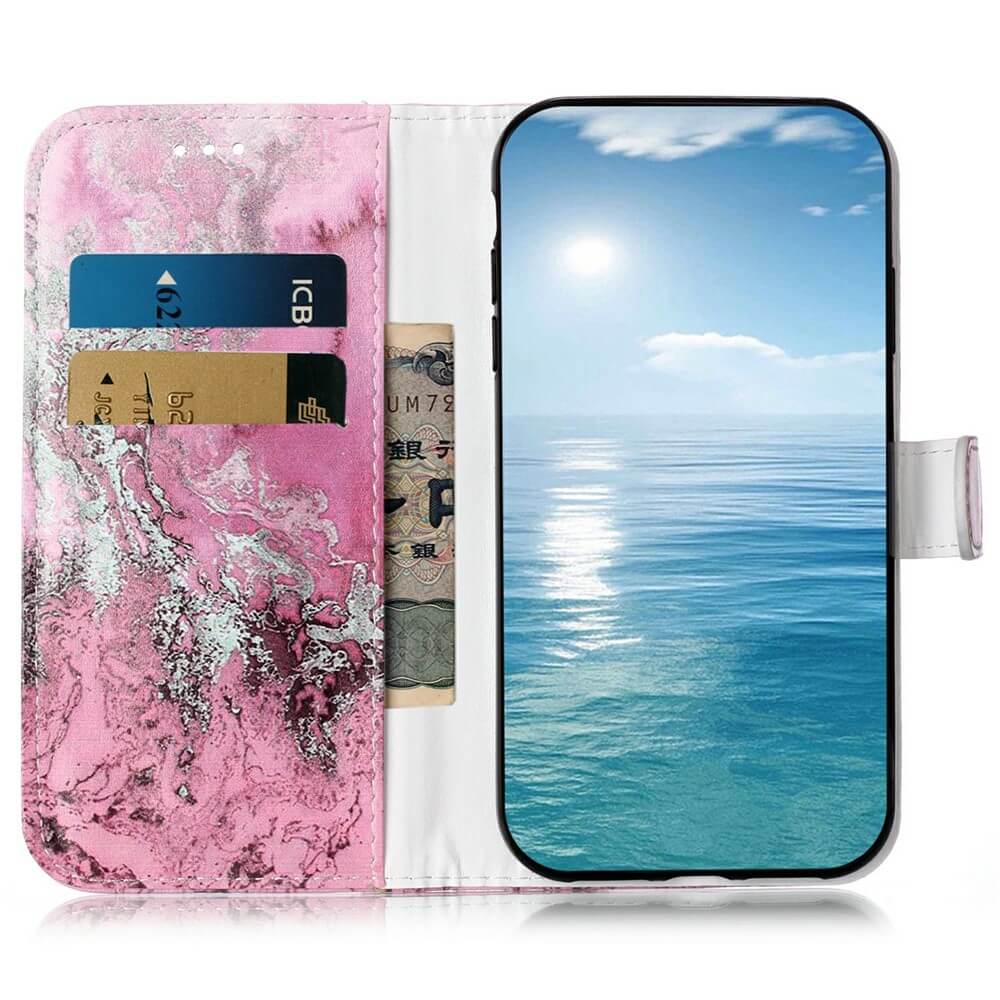 Das Cover-Discount iPhone 17 Pro - Etui mit Marble Motiv ist eine rosafarbene Marmorbrieftasche, in der Karten und Bargeld aufbewahrt werden können. Sie wird mit einem Telefon gezeigt, das einen ruhigen Ozean und Himmel zeigt.