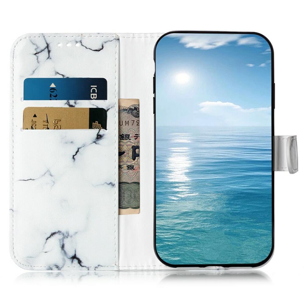 The Cover-Discount iPhone 17 Pro Max - Etui mit Marble Motiv hält Karten und Bargeld, während dein Handy ein ruhiges Ozeanbild zeigt. Diese Marble Design Hülle bietet stilvolle Funktionalität und Komfort als Handyhülle mit Kartenfächern.