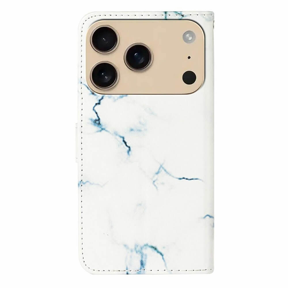 Das iPhone 17 Pro Max - Etui mit Marble Motiv von Cover-Discount zeigt weiße Marmoroptik mit blauen Adern und passt perfekt auf das iPhone 17 Pro Max mit drei Kameras. Eleganter Schutz für dein Gerät.
