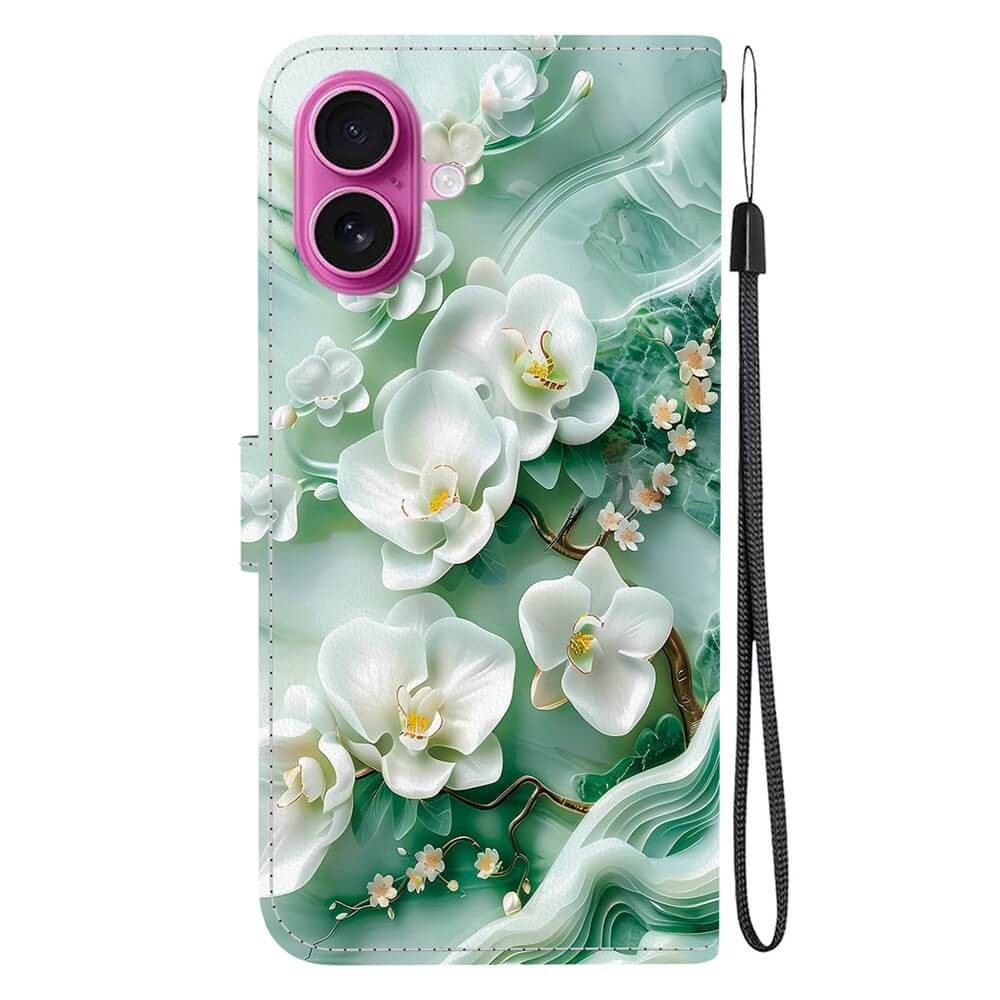Die Cover-Discount iPhone 17 - Tasche Hülle mit Motiv zeichnet sich durch weiße Orchideen, kleine Blüten, einen grün marmorierten Hintergrund, eine stilvolle Handschlaufe, einen rosafarbenen Umriss der Kamera und ein einzigartiges Design aus, das für zusätzliches Flair sorgt.