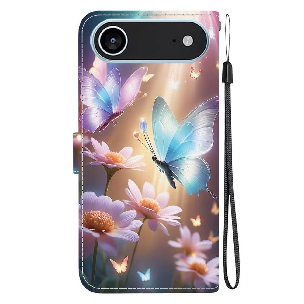 Die iPhone 17 Air Klapphülle von Cover-Discount zeigt blaue und violette Schmetterlinge mit Gänseblümchen und besitzt einen praktischen Handriemen an der rechten Seite.