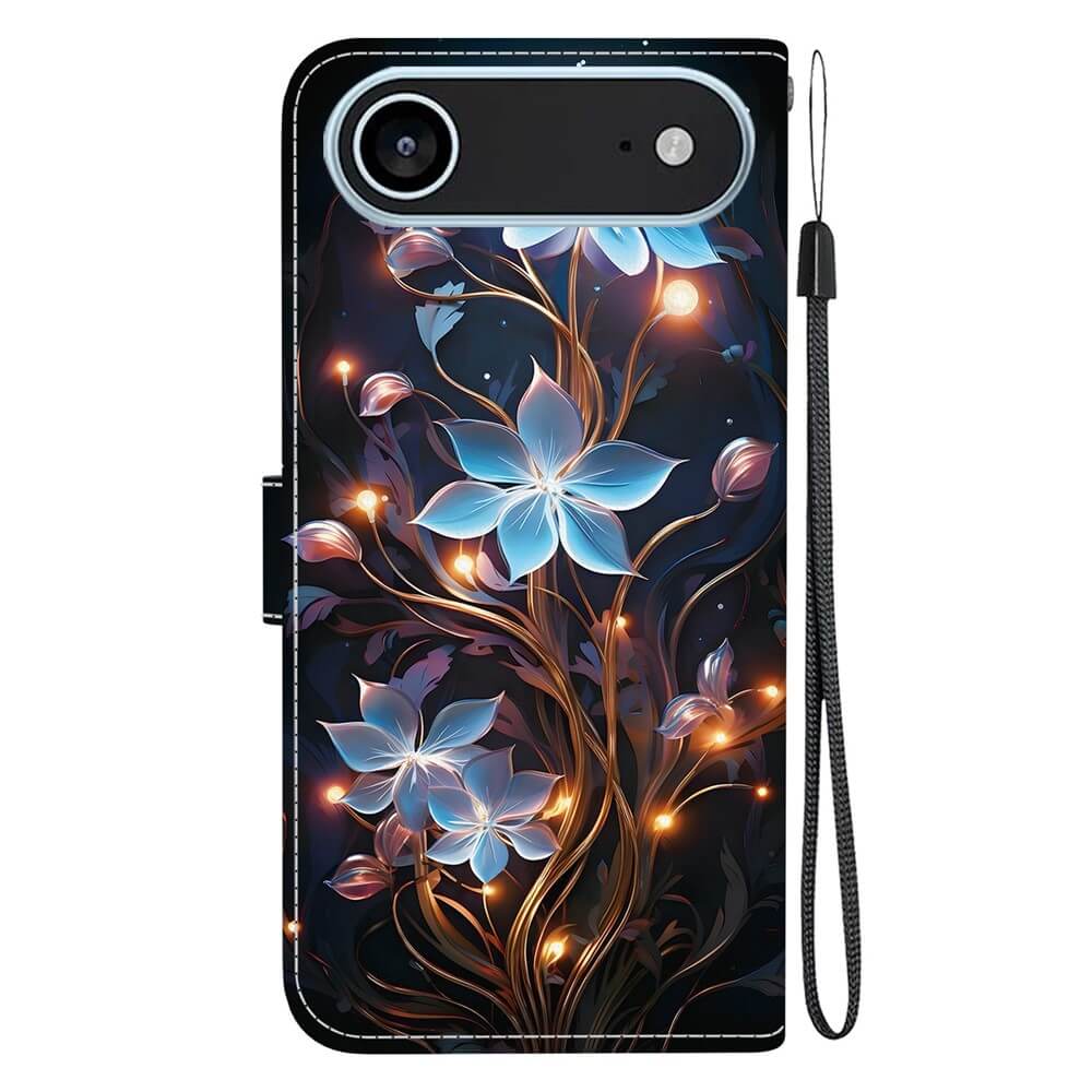 Die iPhone 17 Air Klapphülle von Cover-Discount zeigt blaue Blumen und orange Lichter auf dunklem Hintergrund, kommt mit schwarzem Handgelenkband und ist die stilvolle Ledertasche für dein Smartphone.