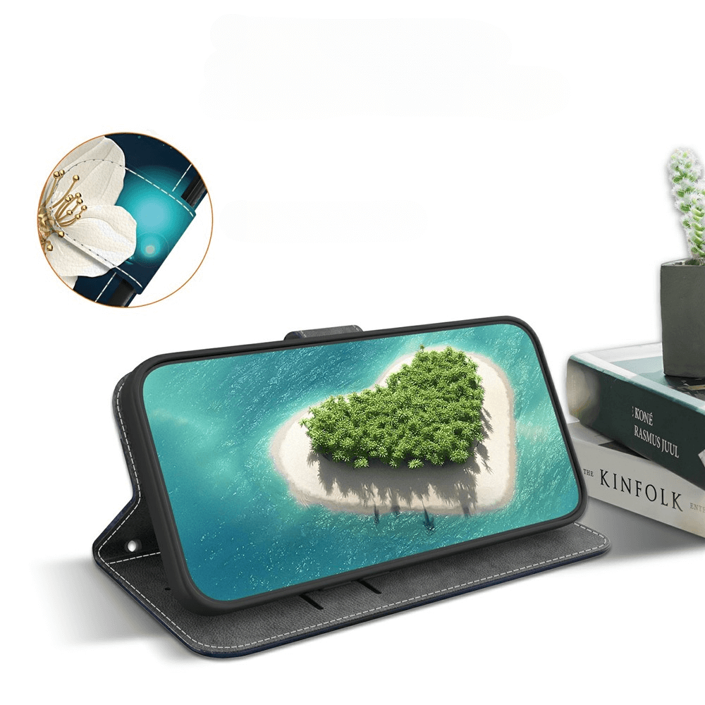 Ein schwarzes Cover-Discount iPhone 17 Pro Handytasche Klapphülle Motiv zeigt eine Luftaufnahme einer herzförmigen Insel mit üppigem Grün auf dem Display des Smartphones.