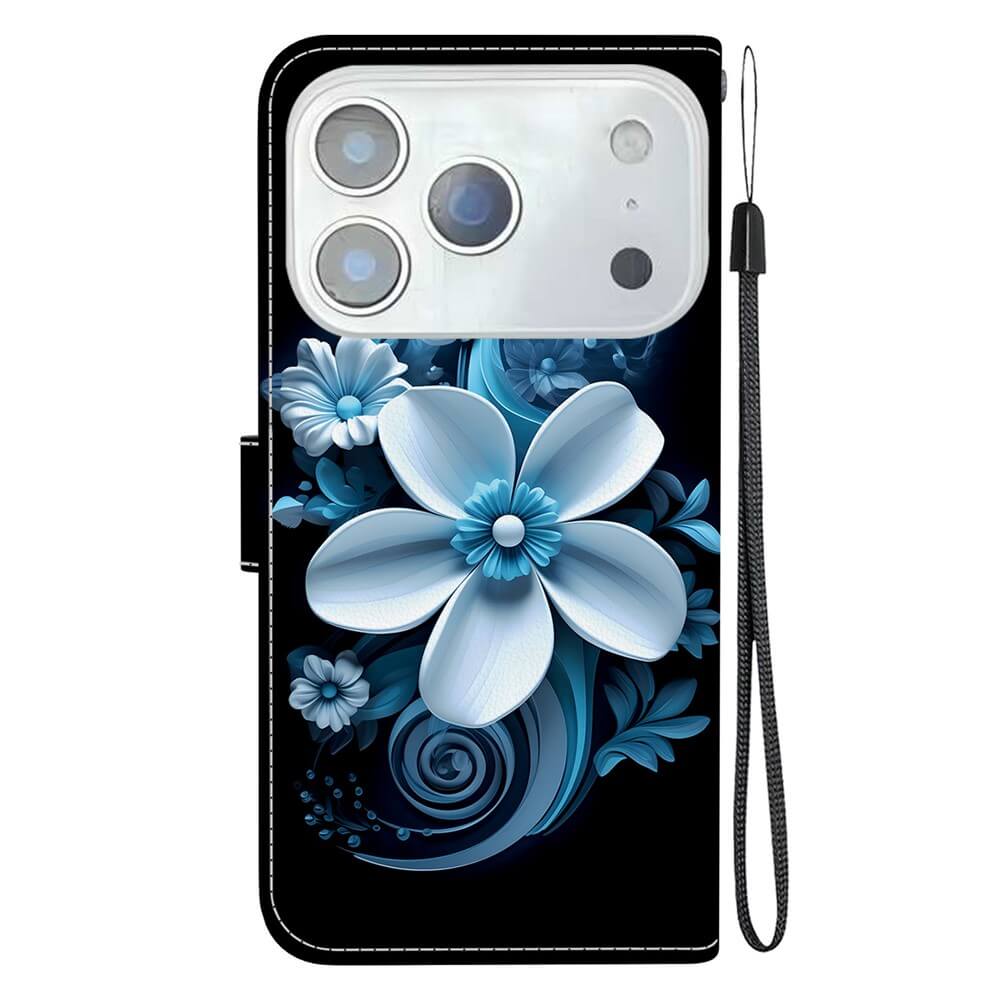 Die Cover-Discount iPhone 17 Pro Handytasche Klapphülle zeigt ein blau-weißes Blumenmotiv mit großen Blüten und Blättern auf schwarzem Hintergrund und bietet stilvollen Schutz für Ihr Smartphone.
