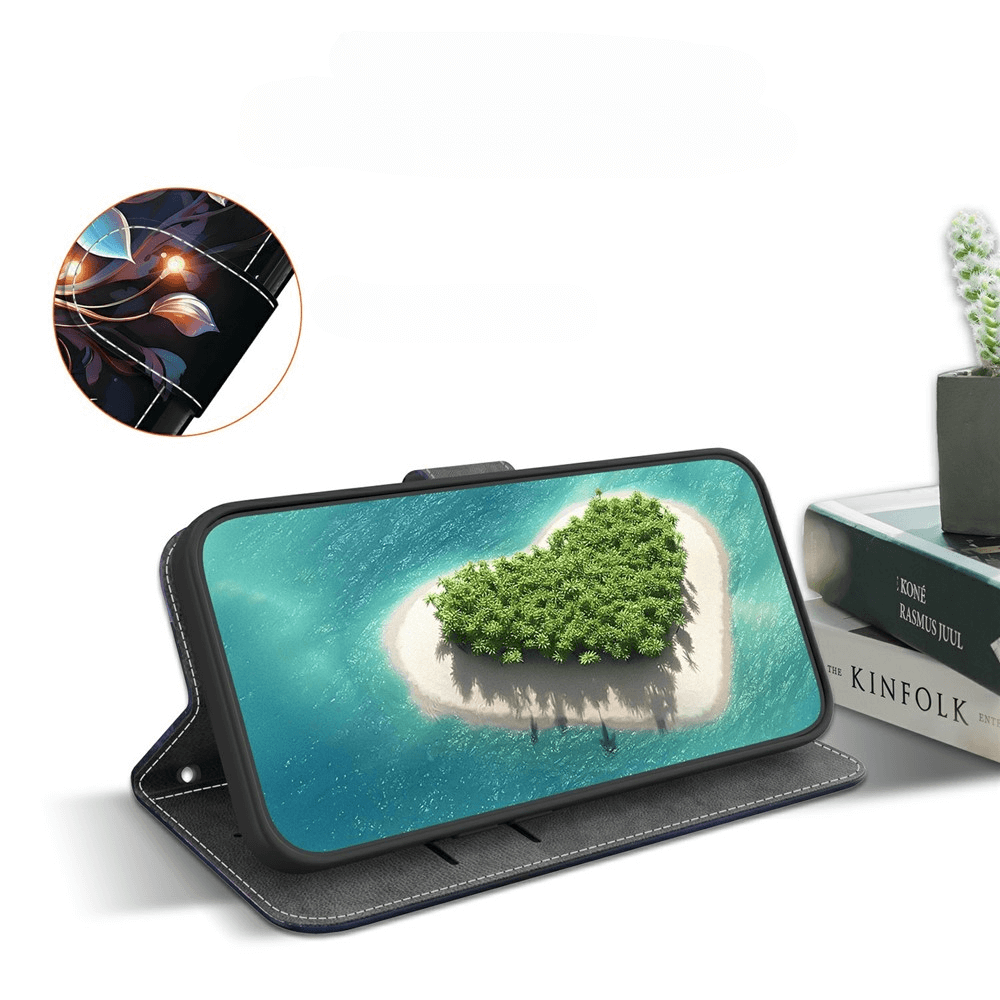 Das iPhone 17 Pro steckt in der Cover-Discount Handytasche Klapphülle mit Motiv: einer herzförmigen Insel. Daneben befinden sich Bücher und eine kleine Topfpflanze.