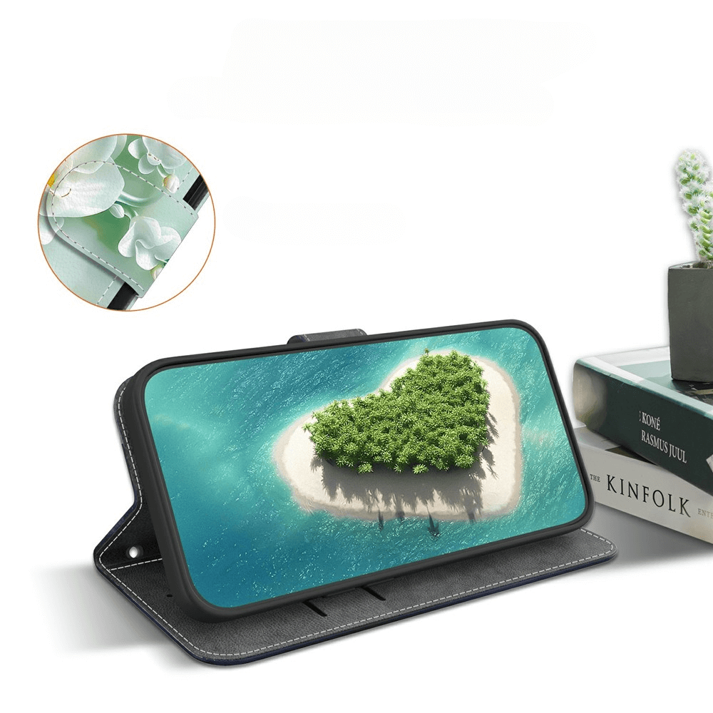 Die Cover-Discount iPhone 17 Pro Handytasche Klapphülle mit Motiv ist ausgestellt; sie zeigt eine herzförmige Insel, daneben stehen Bücher und eine kleine Pflanze.