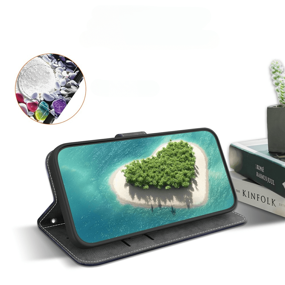 Das iPhone 17 Pro steckt in der Cover-Discount Handytasche Klapphülle mit Herzmotiv, steht auf einem Ständer neben Büchern und einer kleinen Pflanze.