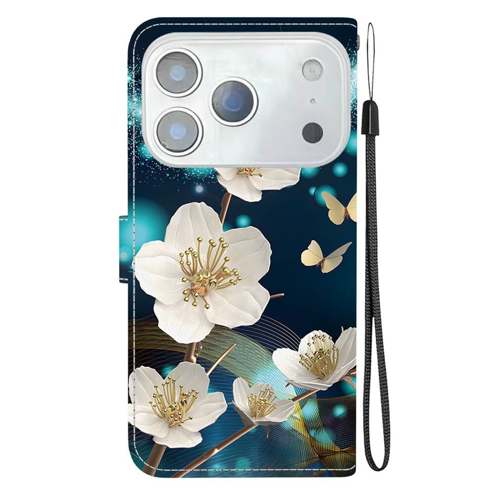 Die Cover-Discount iPhone 17 Pro Max Handytasche Klapphülle zeigt weiße Blumen, Schmetterlinge und blaue Punkte. Ein praktisches Handgelenkband rechts macht sie ideal für stilbewusste Nutzer.